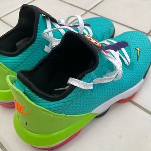 Lebron 16 low 'air max trainer 2